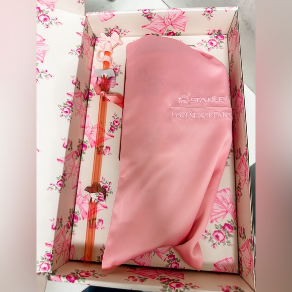 THE STANLEY X LOVESHACKFANCY HOLIDAY QUENCHER | 40 OZ/ Rosa Beaux Pink/ in hand - Picture 7 of 8